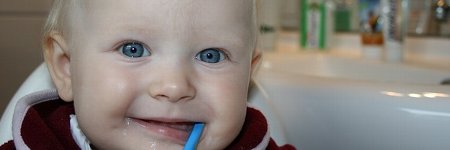子供用歯磨き粉はいつから使い始める？